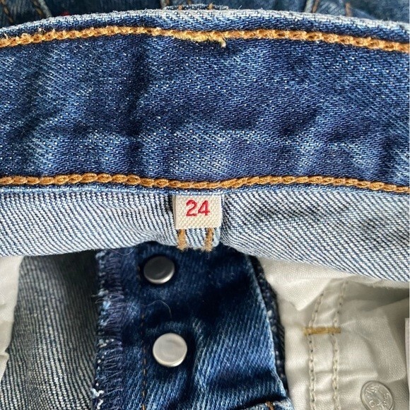 Levi’s Wedgie Icon Fit Denim Jeans • Med / Dark Wash • US 24 image 10