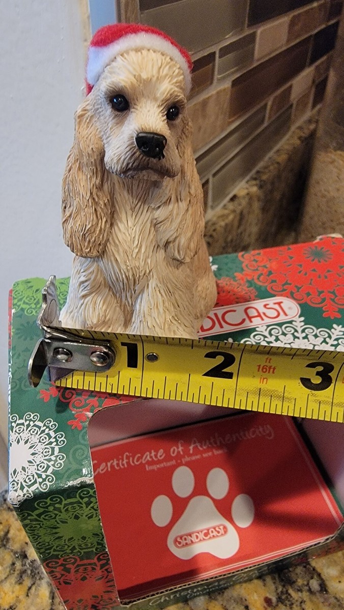 Sandicast Ornamento Cocker Spaniel Buff Seduto Con Cappello Di Babbo Natale - Decorazione Natalizia Dipinta A Mano