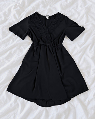 Blue Rain Black Solid Fit & Flare Short Dress M V-Neck Short Sleeve Lace