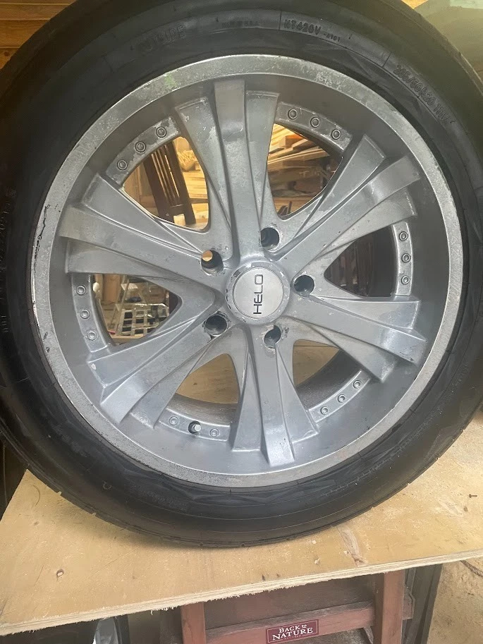 Bonito juego de neumáticos y ruedas Helo Nitro NT 420 Foto 2 de 4