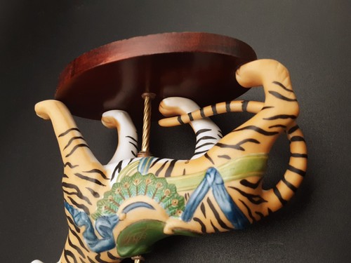 Tiger Franklin Mint 1988 Treasury of Carousel Art Porzellan Figur Holzsockel - Bild 13 von 17
