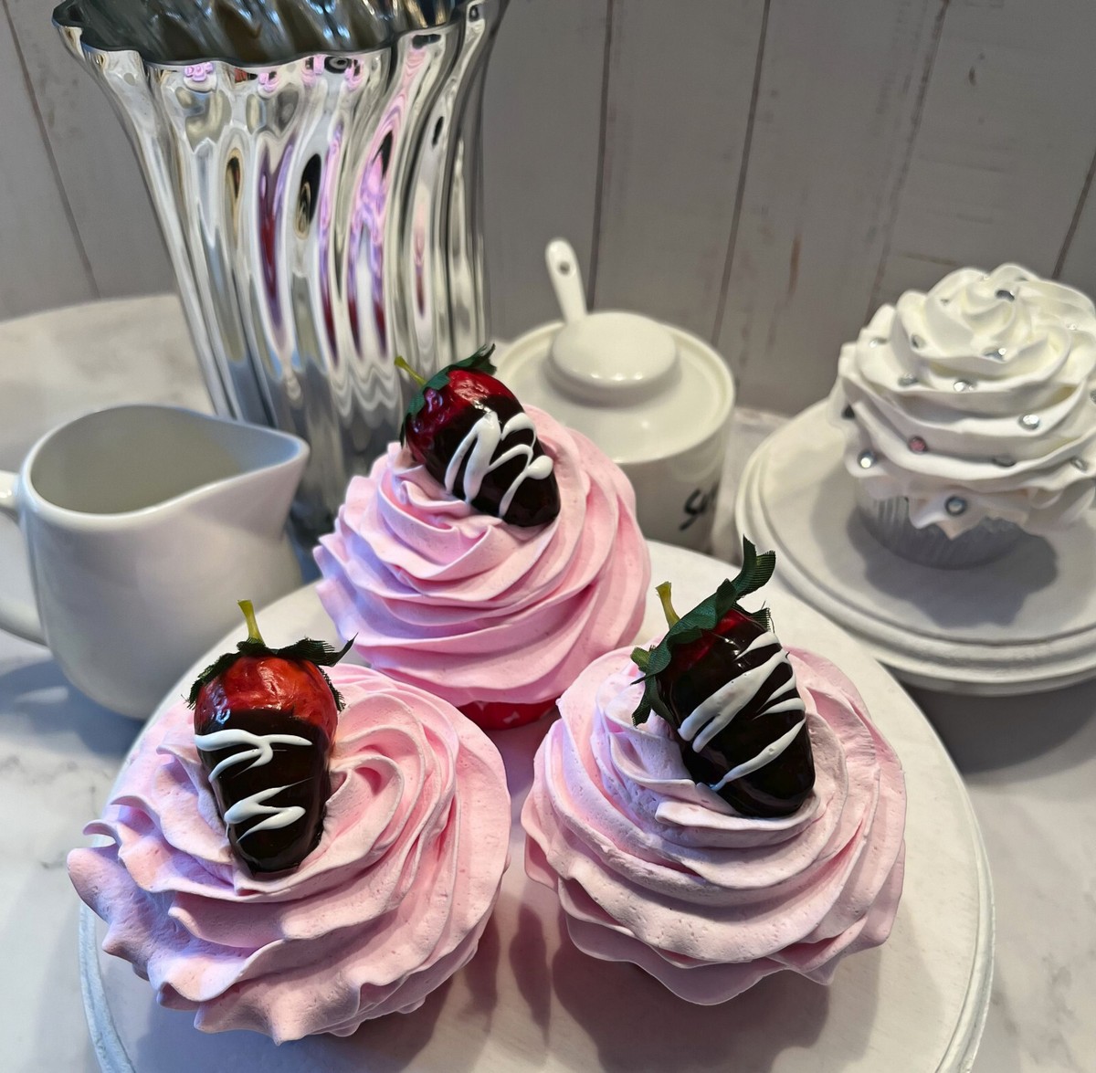 Silicone Wafer DEZICAKES Gefälschte Cupcakes & Kuchen Künstliche Nahrung Wild Erdbeere Whiskas Snack