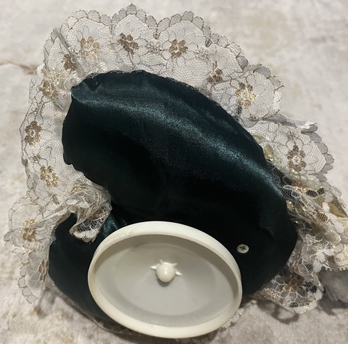Vintage Porzellanpuppe Spieluhr Narr Dame auf Kissen 8,5"" hoch grün - Bild 4 von 4
