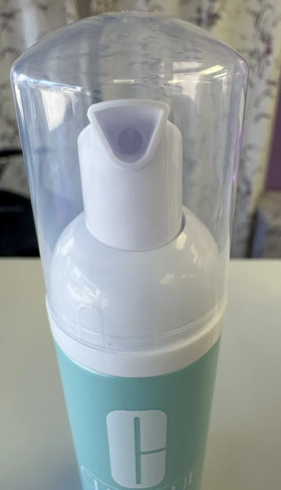Limpiador de espuma limpiadora Clinique soluciones para el acné paso 1 Foto 3 de 4