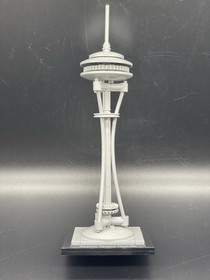 LEGO ARCHITECTURE: Seattle Space Needle (21003). Used