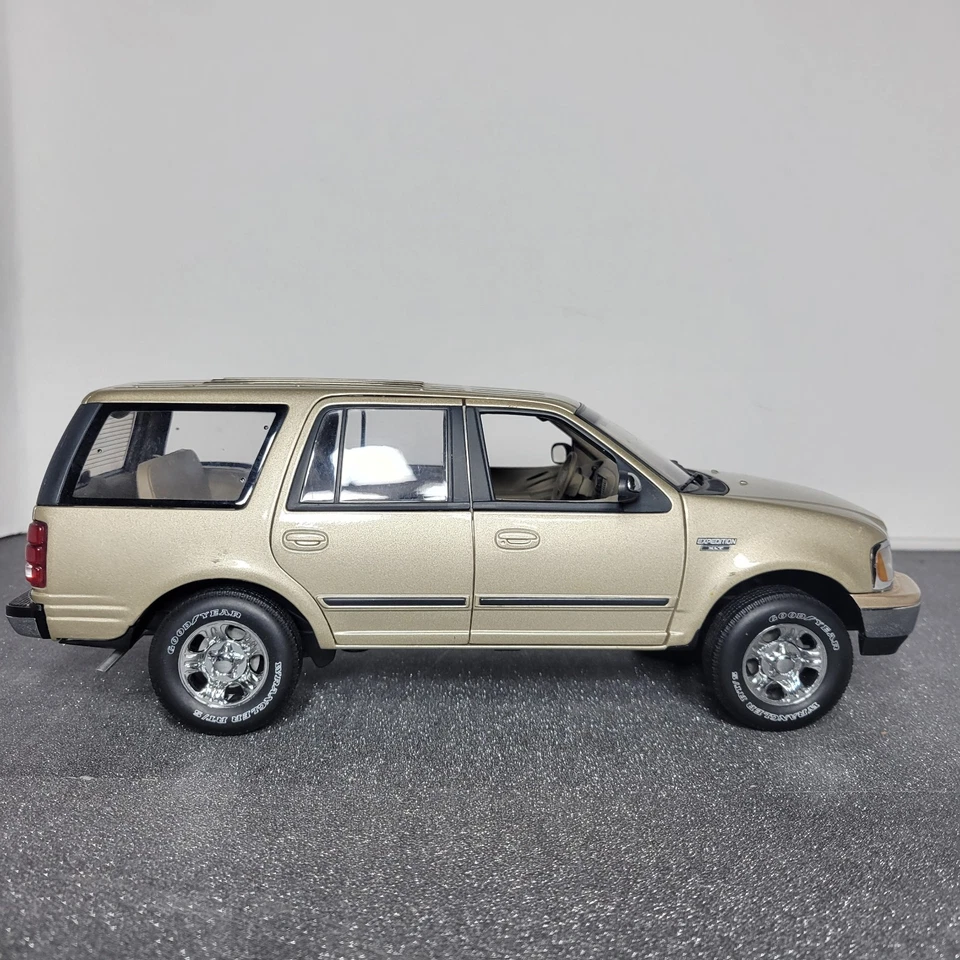 Modelos Ford Expedition XLT 1:18 UT *Precisa de reparo * - Imagem 3 de 4
