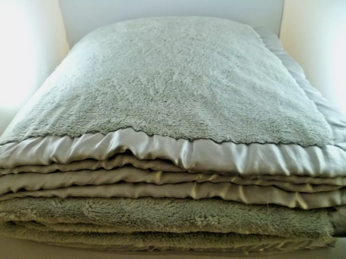 SIMPLY SHABBY CHIC BLANKET 2 PLY QUEEN LIGHT BLUE - GREEN PLUSH SATIN TRIM 90X92