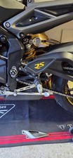 Protection Cheville Platine Repose Pieds Street Triple 765 RS Lettrage Coloré