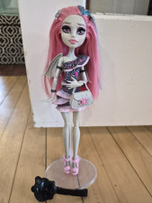 Muñeca Monster High Ghouls Night Out Rochelle Goyle, traje, alas, soporte, cepillo