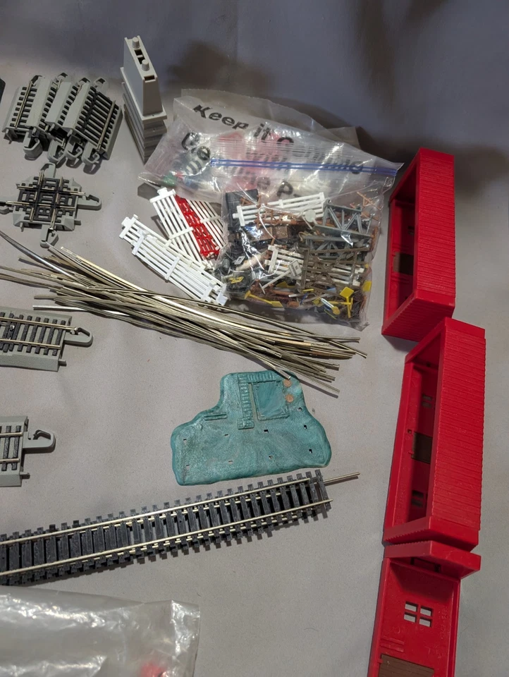 Bachmann EZ Track HO scale 60+ Pieces Train Track lot with accessories - Image 4 of 4