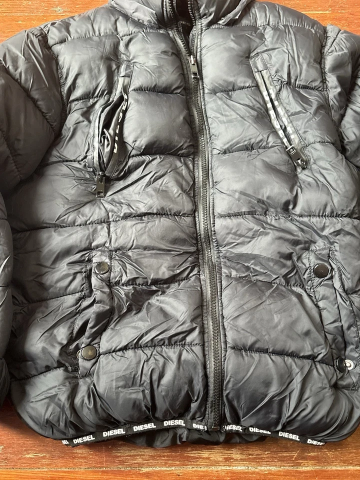 Casaco de inverno Diesel Youth grande preto acolchoado forrado Sherpa tamanho 14/16 - Imagem 2 de 4