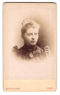 Fotografie Mrs. Williams, Wolverhampton, Darlington Street, Junge Dame mit hoch 