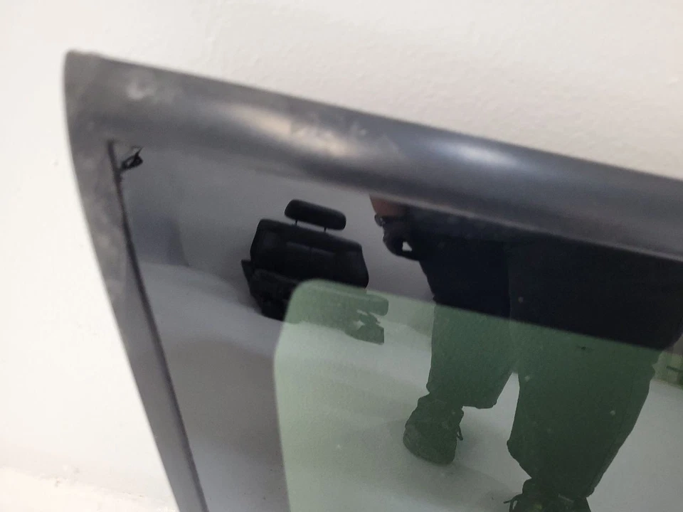 1995 - 2000 CHEVROLET TAHOE Driver Quarter Glass Classic Style With Privacy Tint - Image 4 of 4