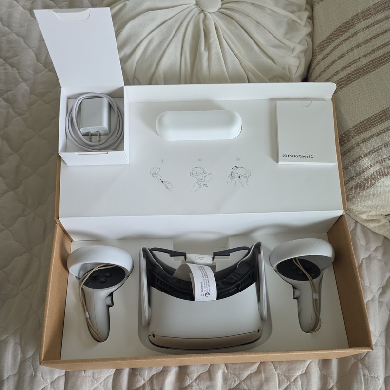 Oculus Quest 2 128GB VR Headset - Complete in Original Box - Barely Used