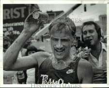 1986 Press Photo Ted Rupe cools down after the winning the Revco Marathon