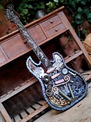 E Gitarre aus Metallschrott in Originalgröße, upcycling art