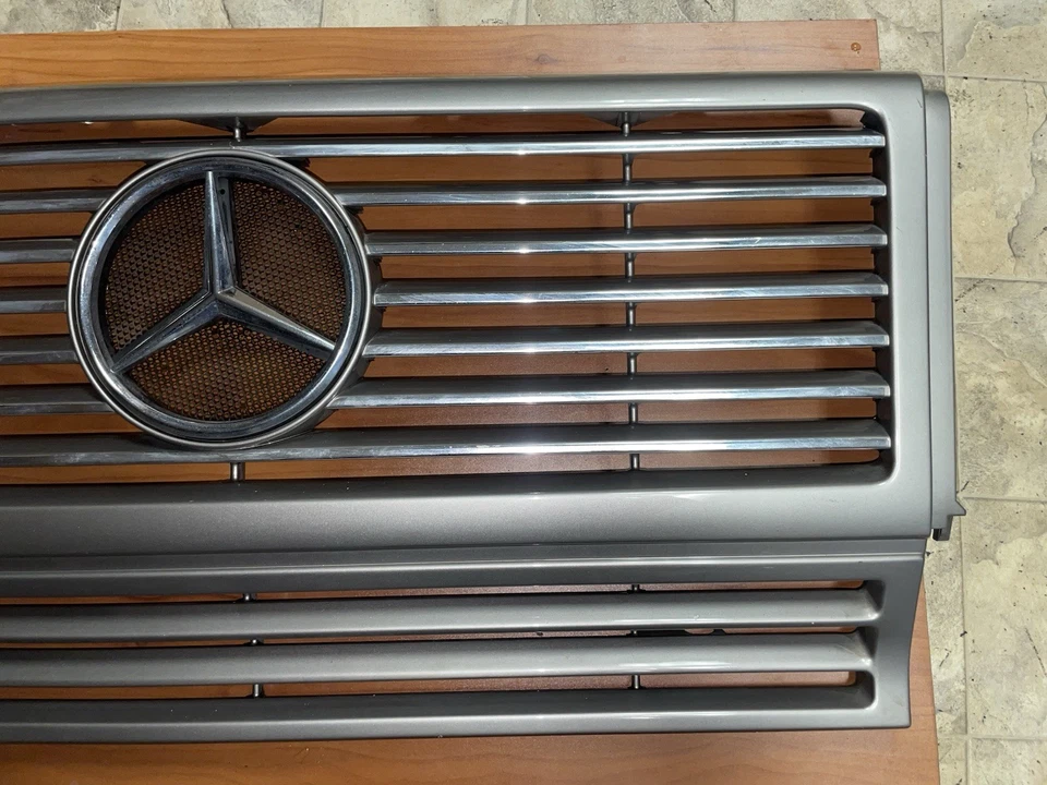 Parrilla delantera Mercedes G500 G55 AMG con emblema 2002-2005 plateada: 9744 OEM Foto 4 de 4
