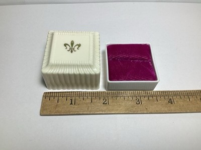 VTG PLASTIC CELLULOID RING PRESENTATION GIFT BOX W/PINK VELVET FLEUR DE LISE