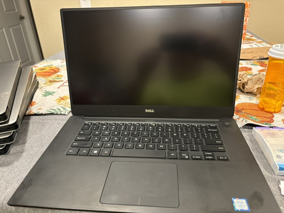 DELL XPS 15 9560 i77700HQ 2.8GHz, 8GB RAM, 256 SSD Bad Battery No