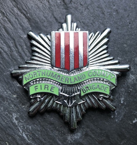 VERALTETES NORTHUMBERLAND COUNTY FEUERWEHR MÜTZENABZEICHEN. Chrom Variante. - Bild 1 von 2