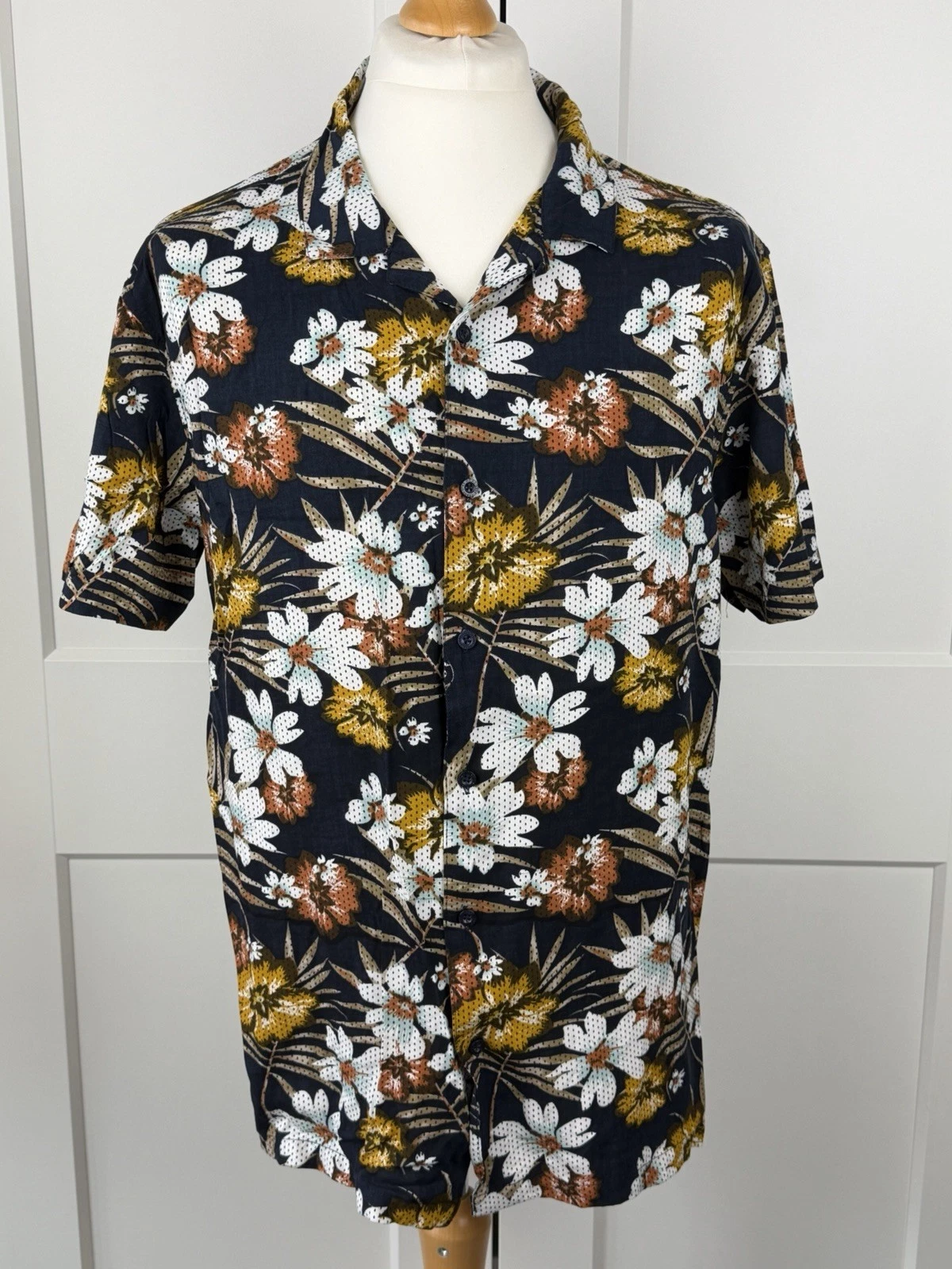 Men's Short Sleeve Floral Button Up Brave Soul Hawaiian Shirt Size L
Opens in a new window or tab