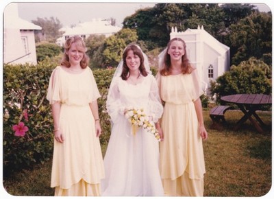Beautiful c1970s Bride Bridesmaids Young Women Wedding Outdoors VTG Found Photo