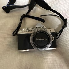 OLYMPUS OM-D E-M10 Mark III EZ Double Zoom Kit Silver