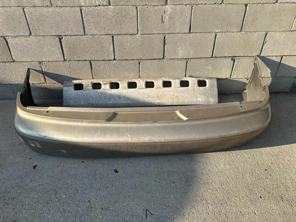 Lexus ES300 IQ, tampa do para-choque traseiro, 1997-2001, dourada, 4M9, 52159-33906, arranhões - Imagem 4 de 4