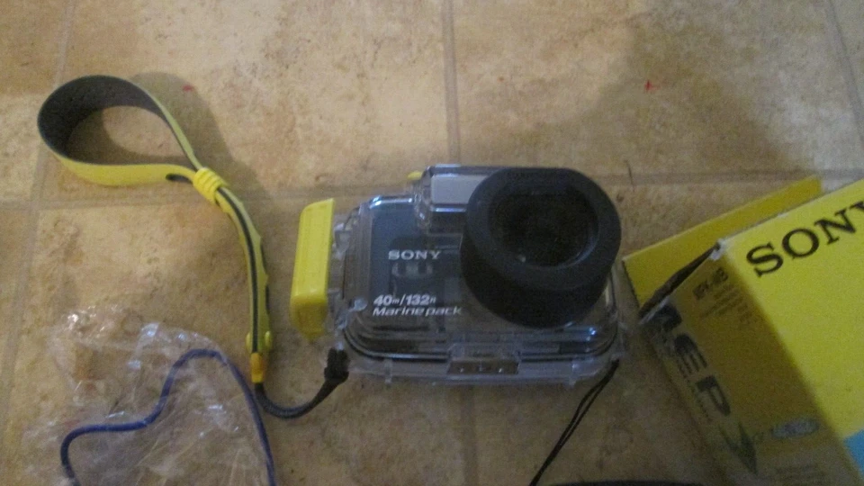 Sony Cyber-shot DSC-W80 7.2MP Digital Camera -White Bundle MPK-WB Marine pack - Image 2 of 4