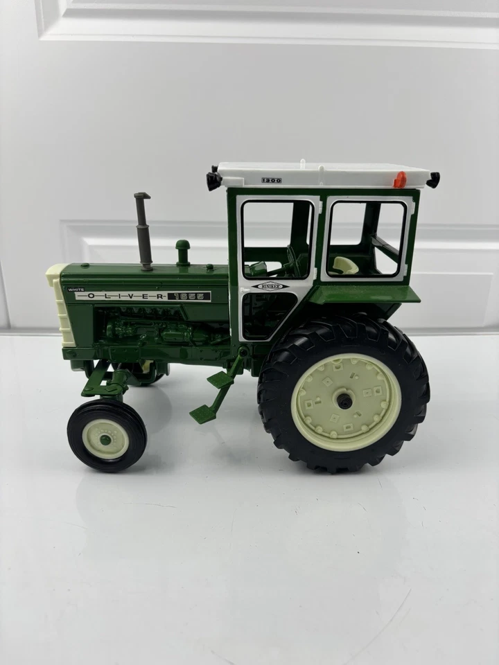 De colección 1/16 Ertl Oliver blanco 1655 fundido a presión con frontal con cabina tractor verde/blanco Foto 2 de 4