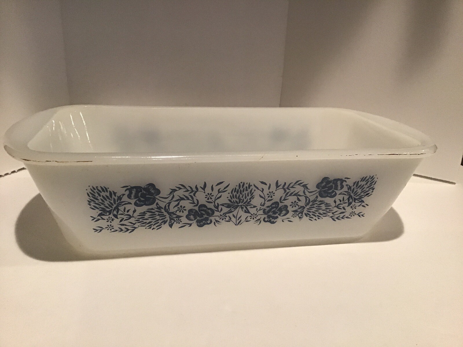 Glasbake J522 White Glass 1 1/2 Quart Loaf Pan Blue Clover Design EUC