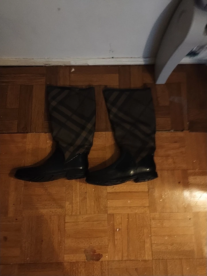 Auténticas botas de lluvia Burberry para mujer. Usado buen estado Foto 4 de 4