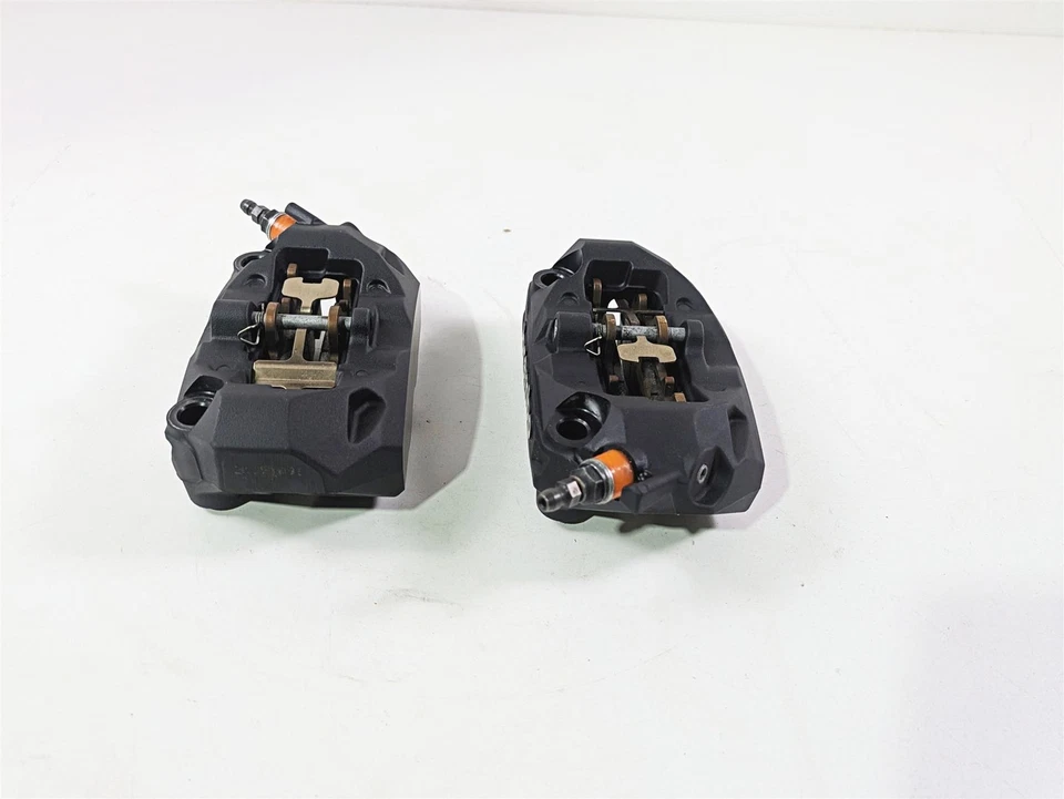 Juego de pinzas de freno delanteras Brembo Triumph Street Triple 765 R 2024 100 mm T2022510 Foto 2 de 4