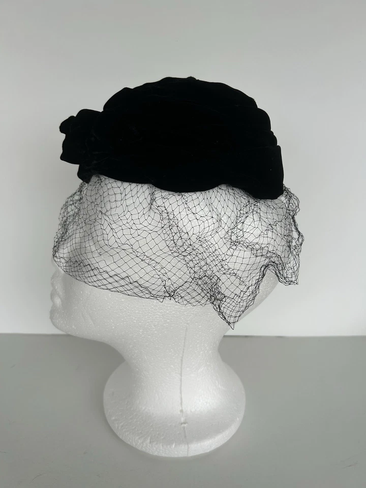 Sombrero de cóctel Adolfo II de terciopelo negro de los años 50 con detalle de velo y rosa vintage elegante Foto 3 de 4