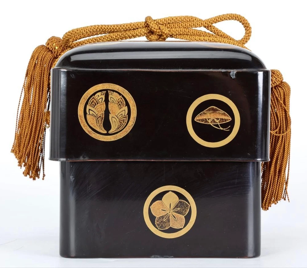 Jubako Bento Box Japanese Period piece lacquered black lacquer family crest maki