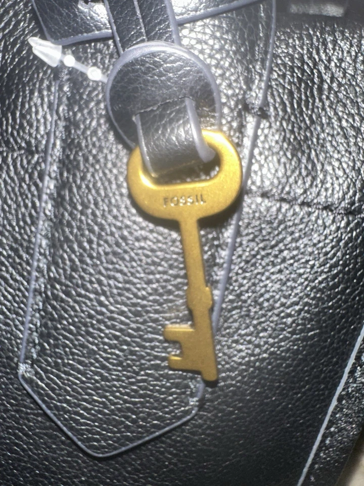 Nuevo con etiquetas Bolso de Mano Fossil Kyler de Cuero Negro Se vende por $250 Foto 4 de 4
