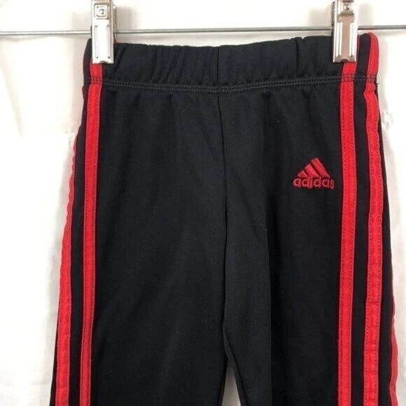 Pantalones deportivos Adidas para niños pequeños negros rojos 3 rayas Foto 2 de 4