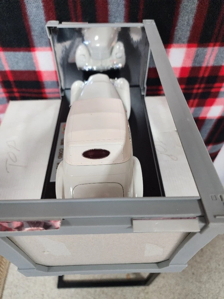 1936 Cord 810 Coupe Diecast Model Car White Red Interior 1/18 Signature Models - Image 4 of 4