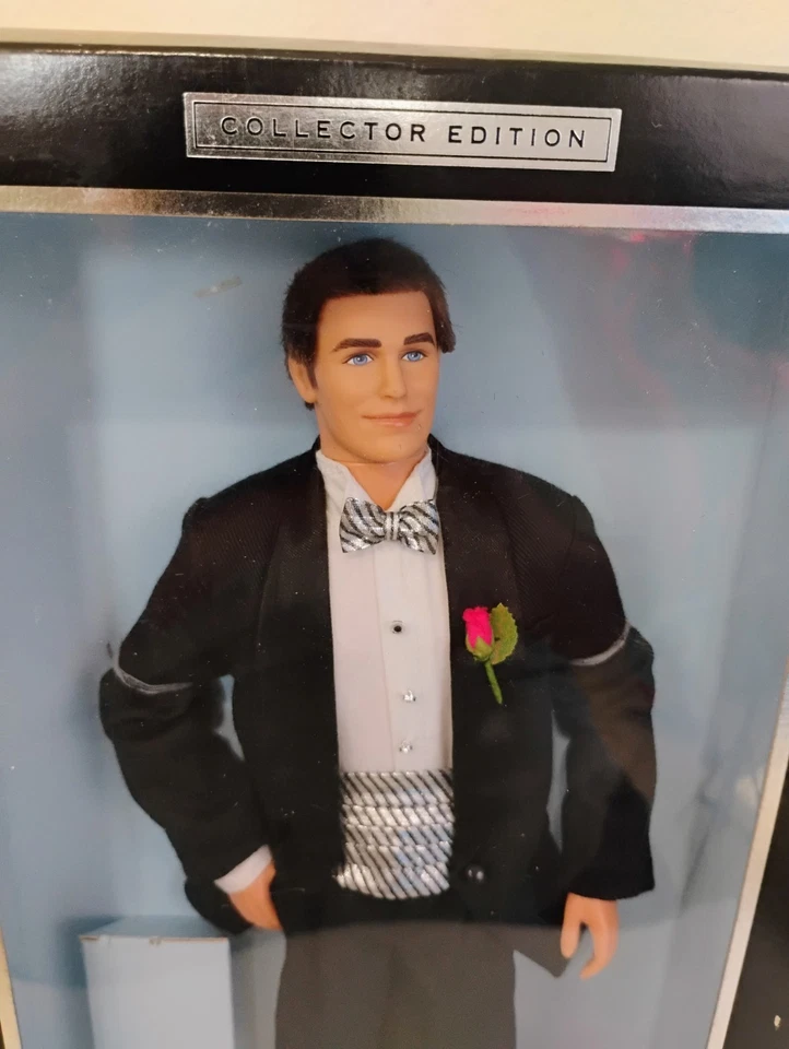 Muñeca Ken Barbie 2001 40 aniversario edición coleccionista traje y pajarita caja desgaste Foto 2 de 4