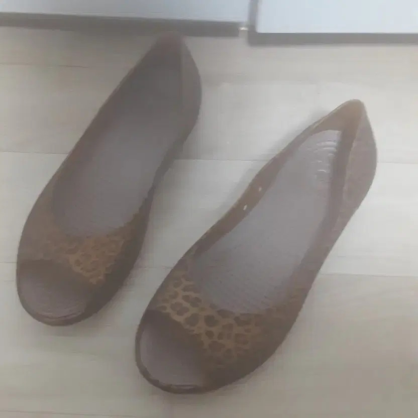 Crocs Open-Toe Jelly Flats - Leopard Pattern, Siz… - image 5