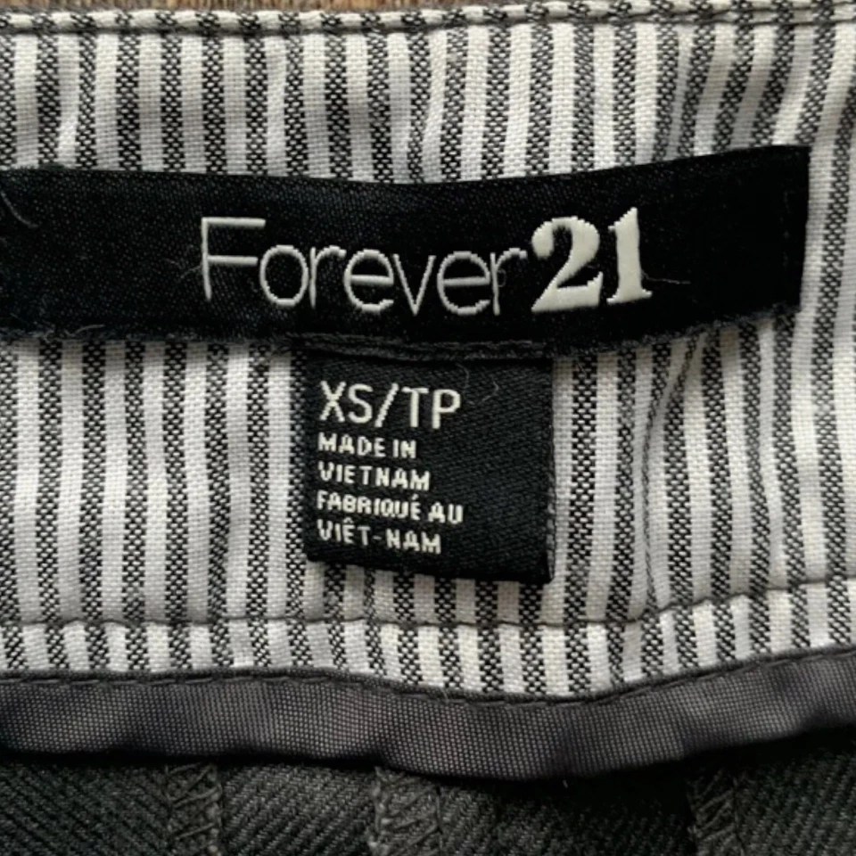 Bermuda chino Forever 21 cinza escuro com zíper elástico mini bolso casual tamanho XSmall - Imagem 3 de 4