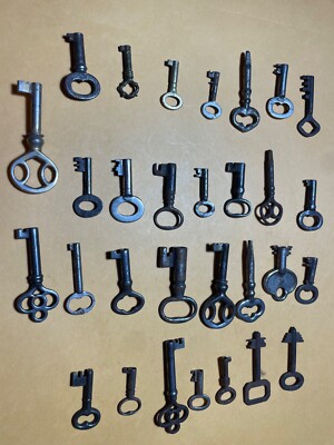 30 Authentic antique vintage keys