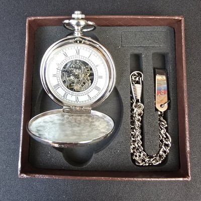 TREEWETO Mechanische Handaufzug Taschenuhr mit eleganter Kette Unisex Silber NEU