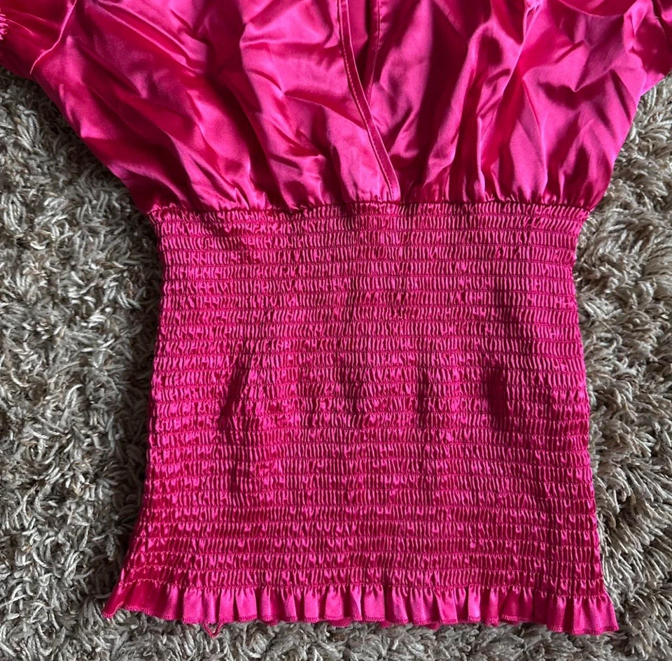 Blusa vintage Guess rosa oscuro satinado mangas con volantes y cintura ceñida Foto 4 de 4