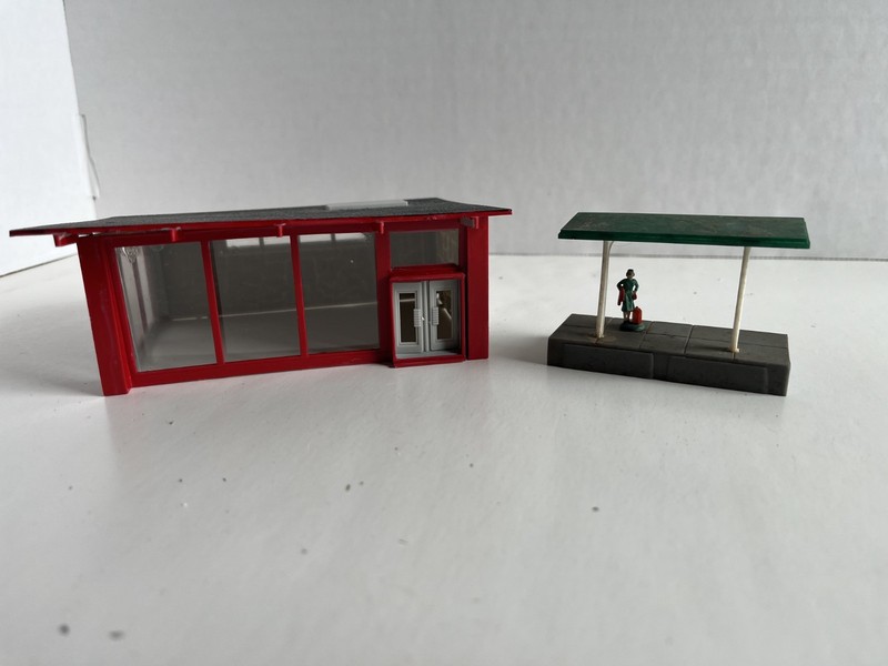 HO Scale - STORE & TRAIN PLATFORM w/ Person - Please see photos!