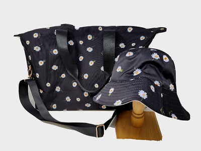 NWT - Alice + Olivia\'s Ao X Fabfitfun Reversible Bucket Hat In Daisy Print AO X FABFITFUN REVERSIBLE BUCKET HAT in DAISY PRINT | ALICE  main image 2