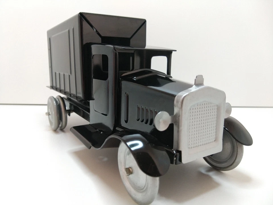 SpecCast Collectibles - Camion de livraison noir 1/20e en tôle - Photo 4/4