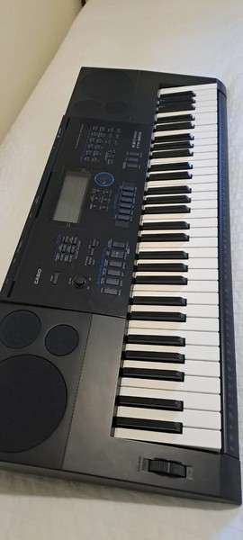 TECLADO CASIO CTK-6200 EN PERFECTO ESTADO CON ATRIL Y CARGADOR ORIGINAL