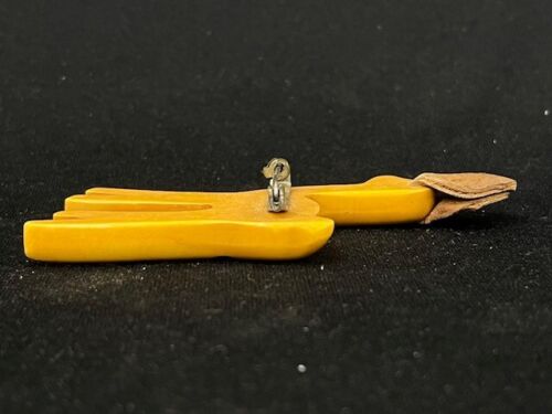 Spilla da cervo intagliata vintage Martha Sleeper BakeLite Butterscotch con orecchie in pelle - Foto 3 di 9