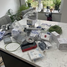 Enorme paquete de suministros eléctricos nuevos. 